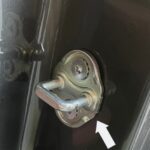知っておくと便利！降車時の静電気を防ぐ方法！