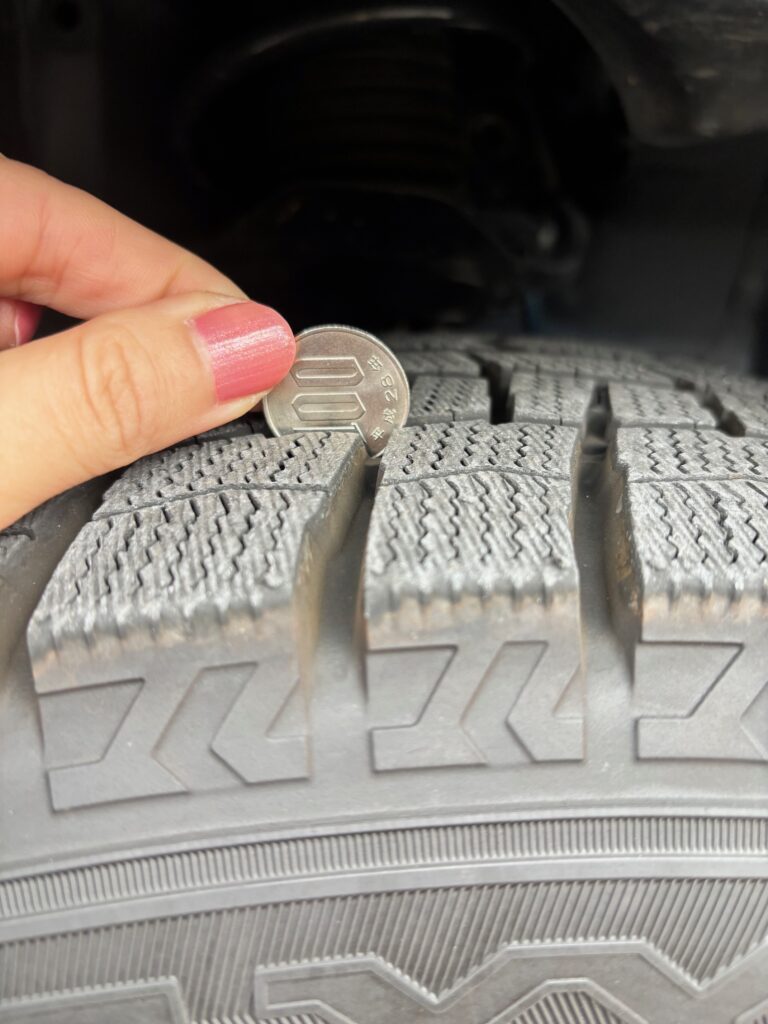 100円玉で簡単!スタッドレスタイヤの「寿命」チェック