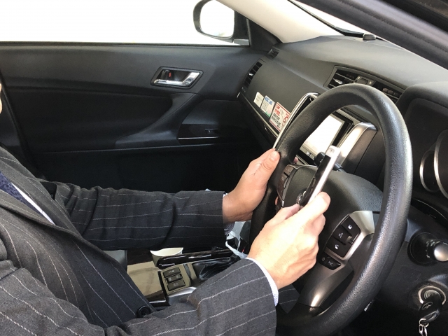 📱 なぜ「わかっちゃいるけどやめられない」のか?運転中のスマホ操作が危険だと知りつつも手が伸びる心理と脳の構造(ブログ)🚗