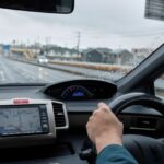 【命を守る運転術】雨の日の運転で絶対に気をつけること：スリップ、視界不良、ハイドロプレーニングを防ぐ３つの鉄則（ブログ）🚗
